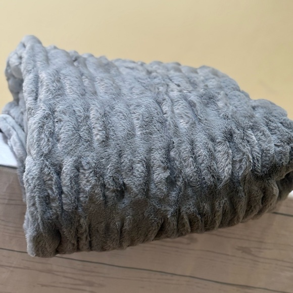 Luxurious Faux Fur Throw Blanket in Gray - Picture 5 of 10